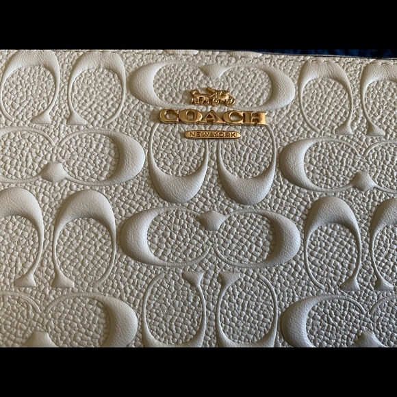 COACH. NWT Signature leather long zip around white Wallet. 🎉🎉 - Picture 3 of 10